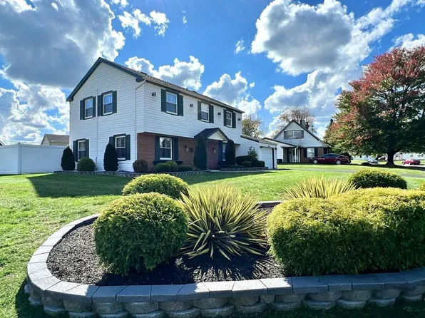 22 Miniature Ln, Willingboro, NJ 08046