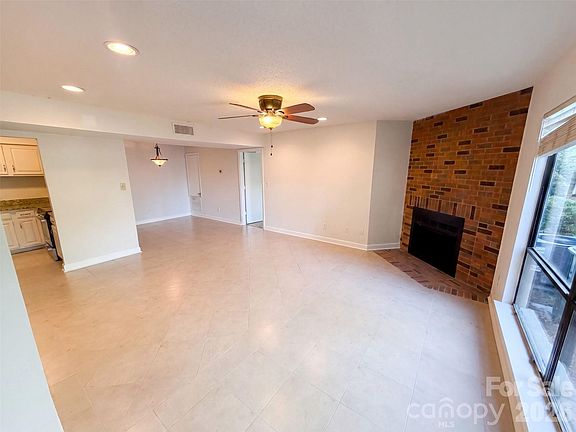 3rd image of 1612 Sharon Rd W APT 61