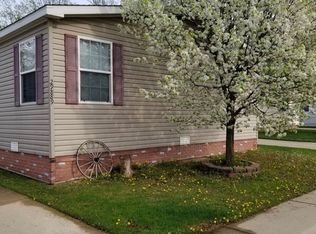 29889 Meadow Ln, Gibraltar, MI 48173