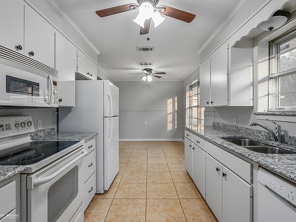 3rd image of 1316 Parkway Cir