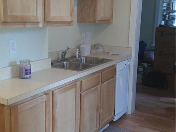 4th image of 58 Syracuse St
