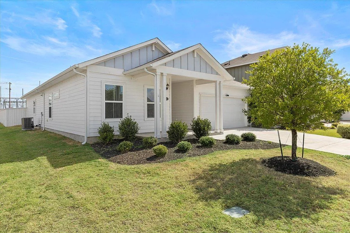 3 bed, 2.0 bath, 1937 sqft, $1,995 — Photo 2