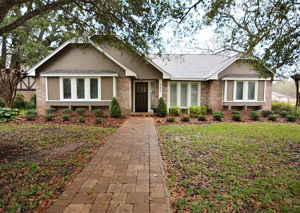 1st image of 302 Banyan Dr