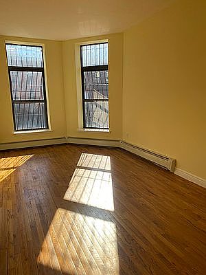 4th image of 323 Quincy St #1