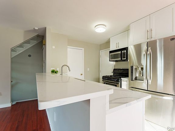 3rd image of 264 1st St