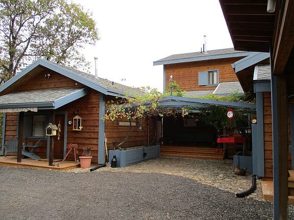 3rd image of 734 Oak Hill Ln
