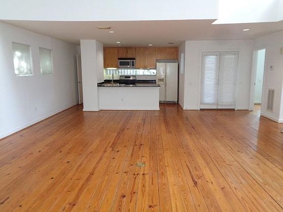 4th image of 117 Willard St