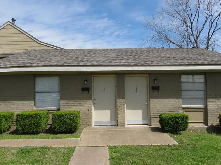 300 E Rusk St #9 — Photo 2