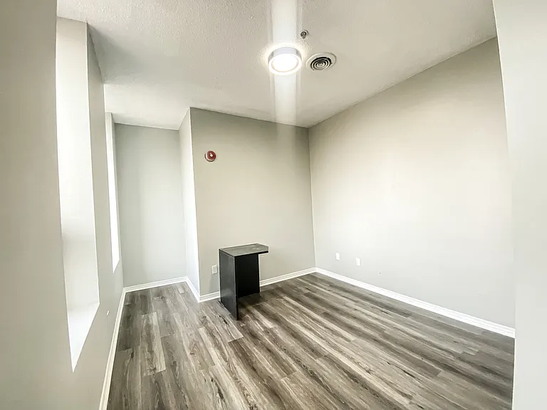 51 King St W #302 — Photo 5