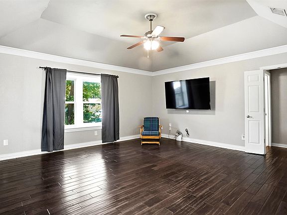 3rd image of 6813 Parkwood Dr