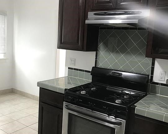 2nd image of 727 1/2 Robinson St