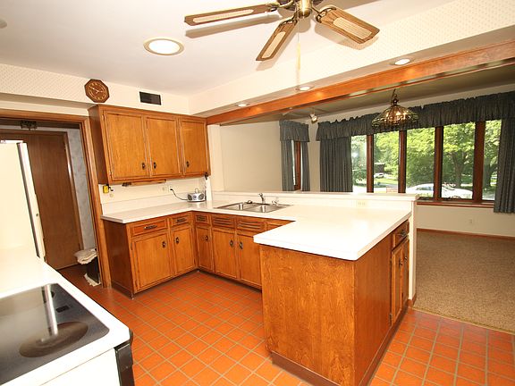 2nd image of 2023 Hillside Dr