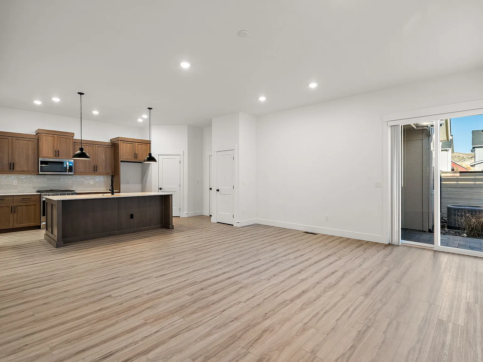 3 bed, 2.5 bath, 2020 sqft, $2,675 — Photo 4