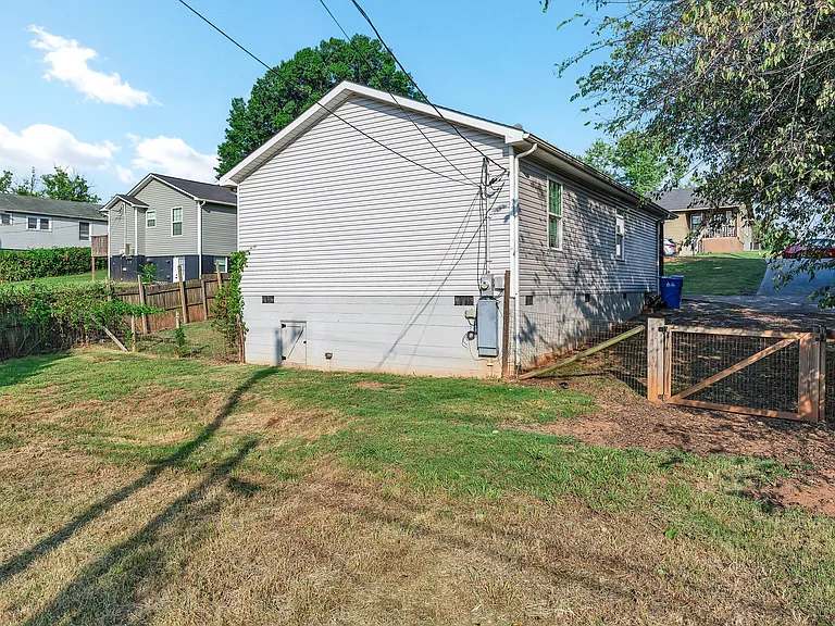 219 W Watt St — Photo 23