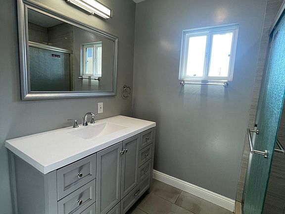 5th image of 553 W 13th St #555