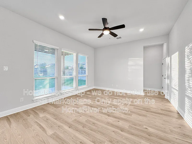 5 bed, 3.5 bath, 2489 sqft, $2,395 — Photo 4
