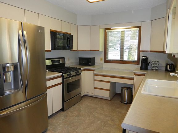 5th image of 108 Blue Heron Dr