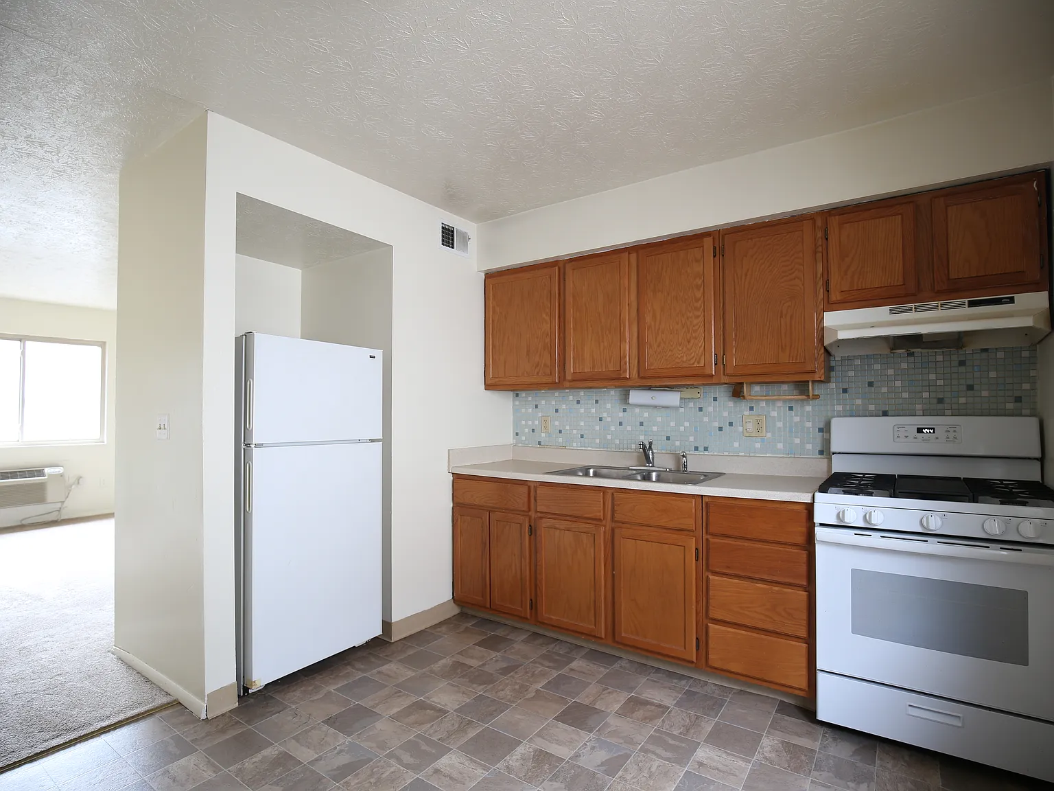 2 bed, 650 sqft, $900 — Photo 3