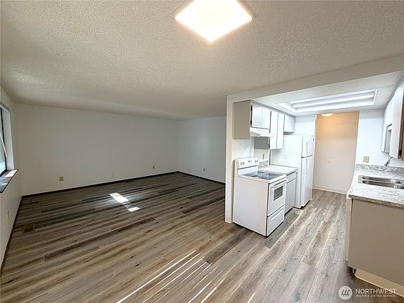 4th image of 9012 47th Avenue E