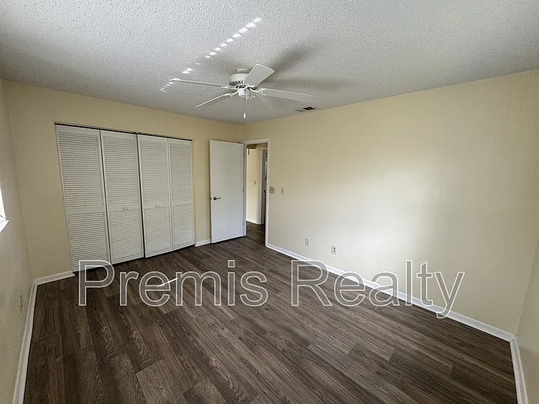 144 Stafford Cir — Photo 7