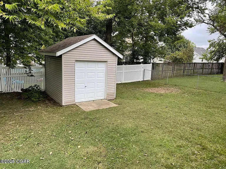 915 Briarview Dr — Photo 15