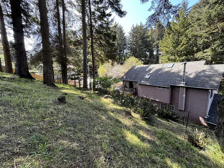 7025 London Dr — Photo 2