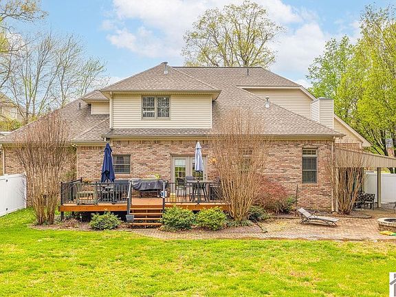 4th image of 10 Barrington Cir