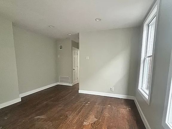 5th image of 398 Woodlawn Ave #2K