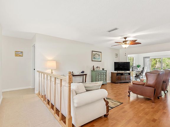 5th image of 528 Sevilla Dr