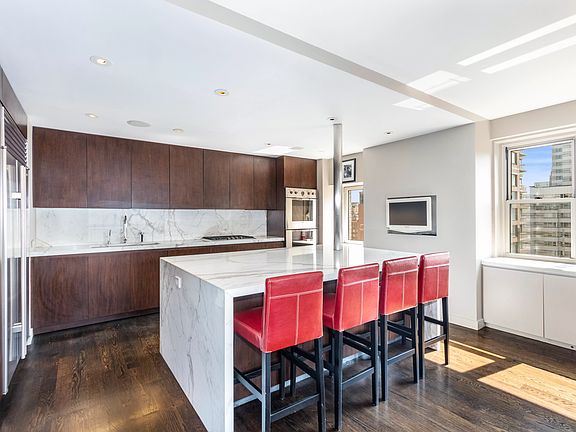 5th image of 150 E 69th St APT 17