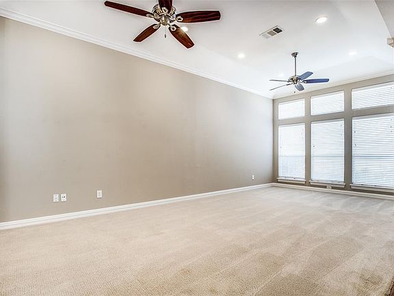 4th image of 910 Balfour Dr