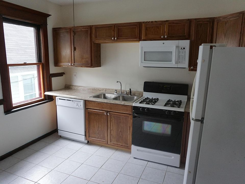 1st image of 39 College St #4