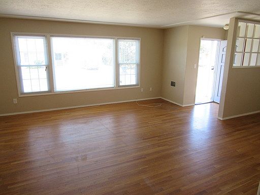 4th image of 643 Brightwood Ave