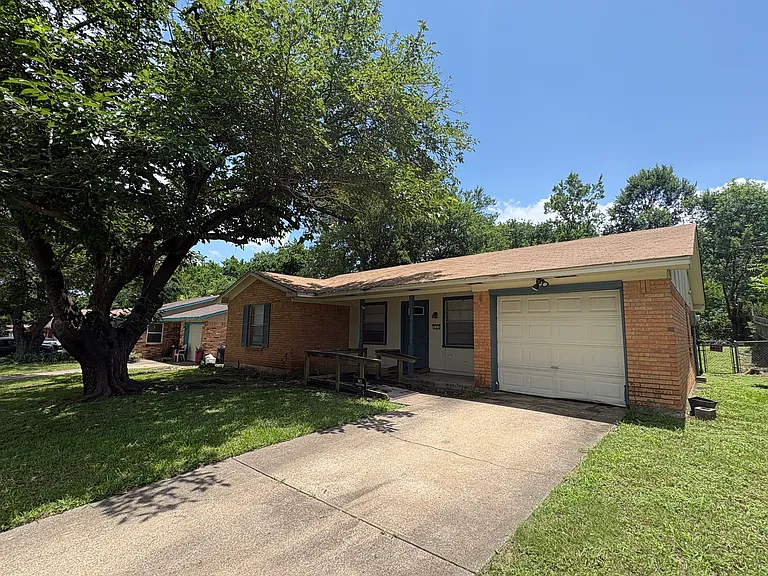 334 Linkwood Dr — Photo 2