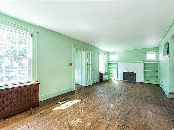 4th image of 130 Charles St