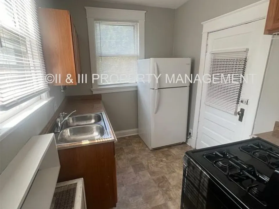 221 W 37th St #1W