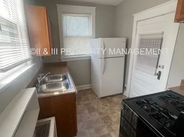 221 W 37th St APT 1W, Kansas City, MO 64111