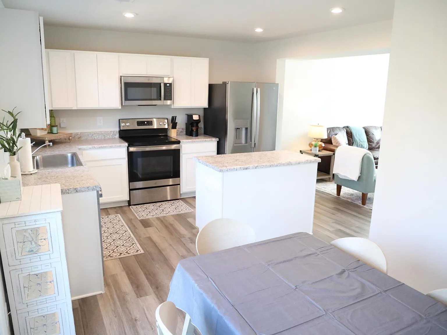 3 bed, 2.5 bath, 1300 sqft, $1,600 — Photo 4