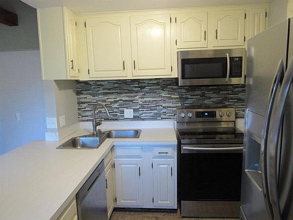 3rd image of 1528 Montegor Dr