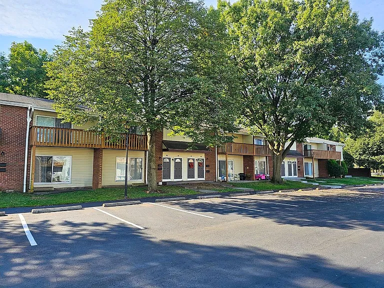 Oxford Manor Apartments and Townhomes — Photo 25