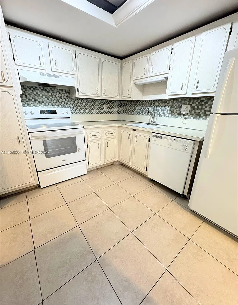 2781 Taft St — Photo 1