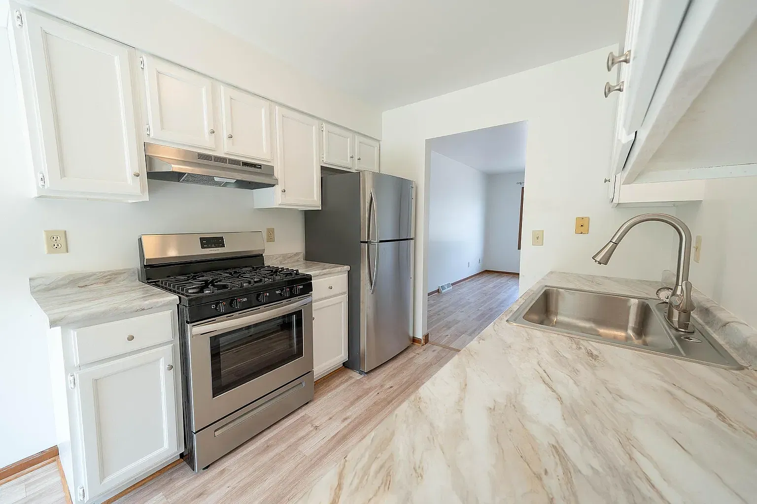 2 bed, 1000 sqft, $1,495 — Photo 3