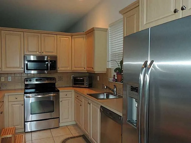 4 bed, 2200 sqft, $3,650 — Photo 4
