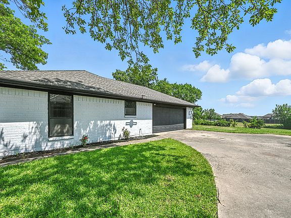 3rd image of 3309 Larkin Ln
