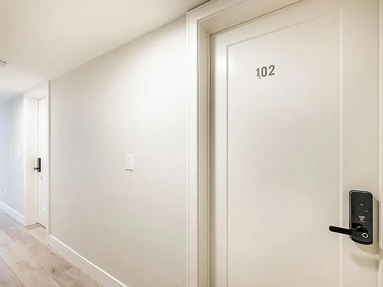 1458 W 37th Pl — Photo 9