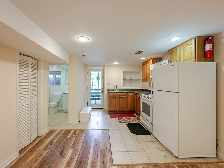 1234 E St NE — Photo 2