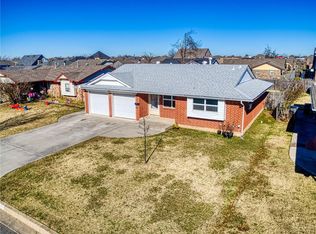 605 SW 8th St, Moore, OK 73160