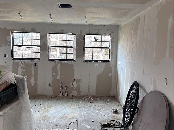 4th image of 800 Mayo St