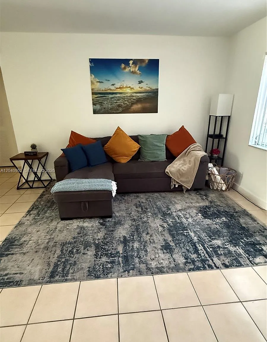 2 bed, 1.0 bath, 1100 sqft, $2,300 — Photo 2