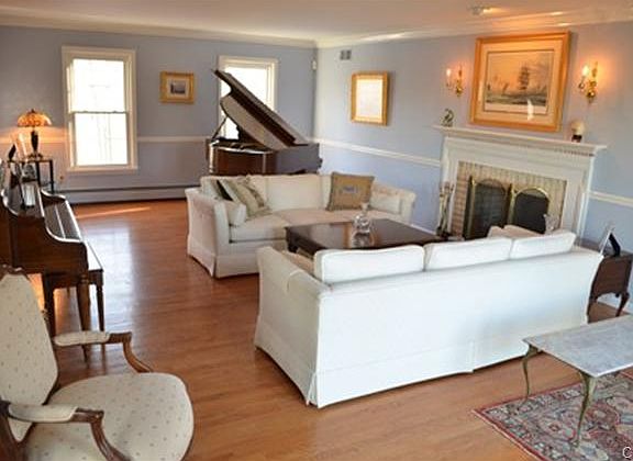 3rd image of 54 Pequot Ln